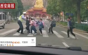 下载视频: 可可爱爱！交警跳跃式接小朋友过马路