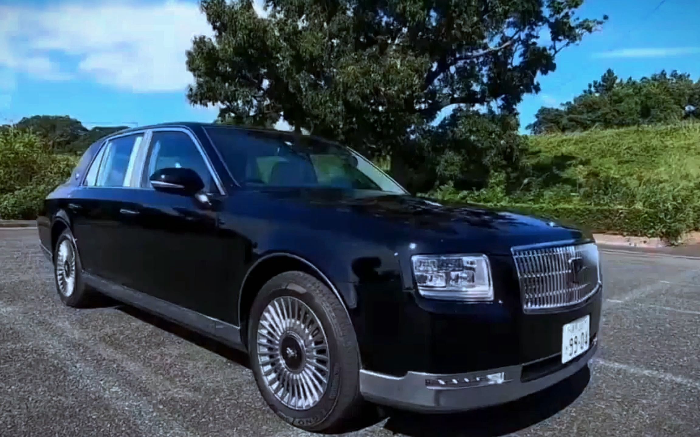 全新丰田世纪霸气回归!金凤凰车标配v8混动,地位不输劳斯莱斯