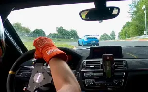 Télécharger la video: 【F87 M2 vs. 991 GT3RS】玻璃超脏的M2 纽北追击911 GT3RS