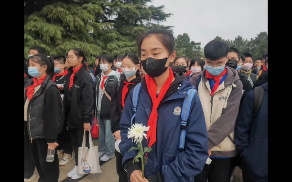 [图]【清明扫墓活动】菁菁校园广播站成员肖希作为学生代表发言