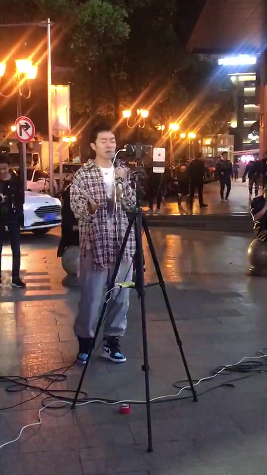 街头艺人王飞兔三岁稻香cover周杰伦