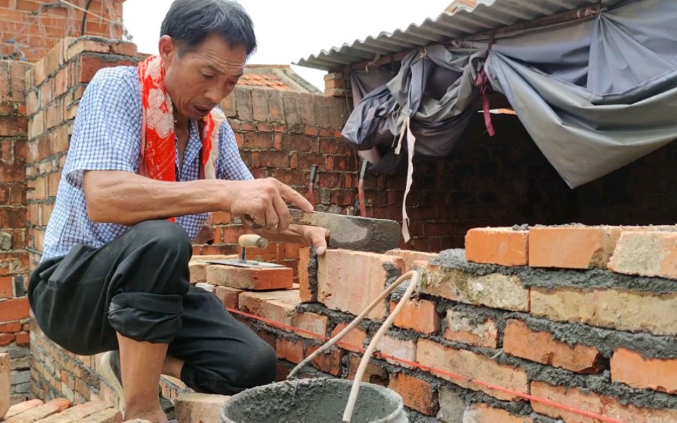 [图]公公自学砌墙扩建牛棚，历经两天终于建好了，再也不用担心牛会中暑了！