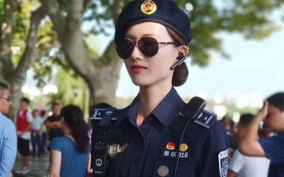 西湖女义警频频被游客合影到底有多好看