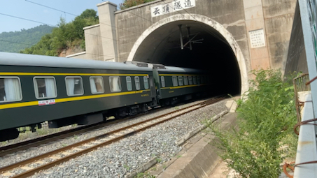 番茄牵引快速列车进入隧道