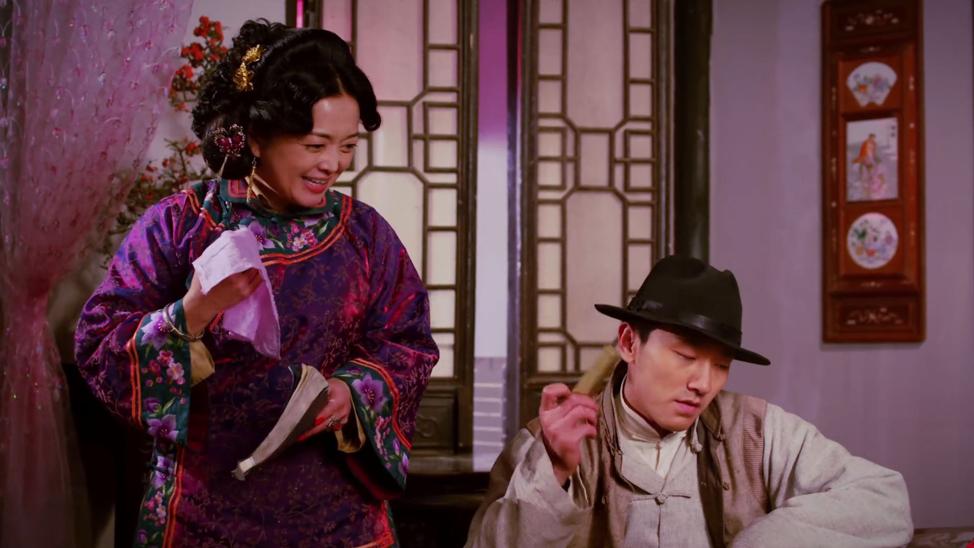 新燕子李三:青楼妈妈瞧不起李三,见他掏金条两眼放光