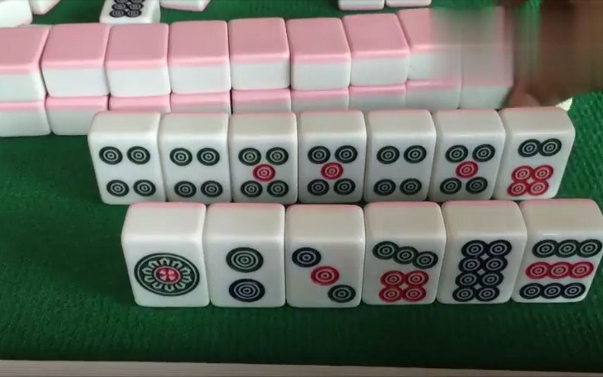 本就是简单的清一色,别人告诉他胡四七九筒,摸到六筒就看不懂了