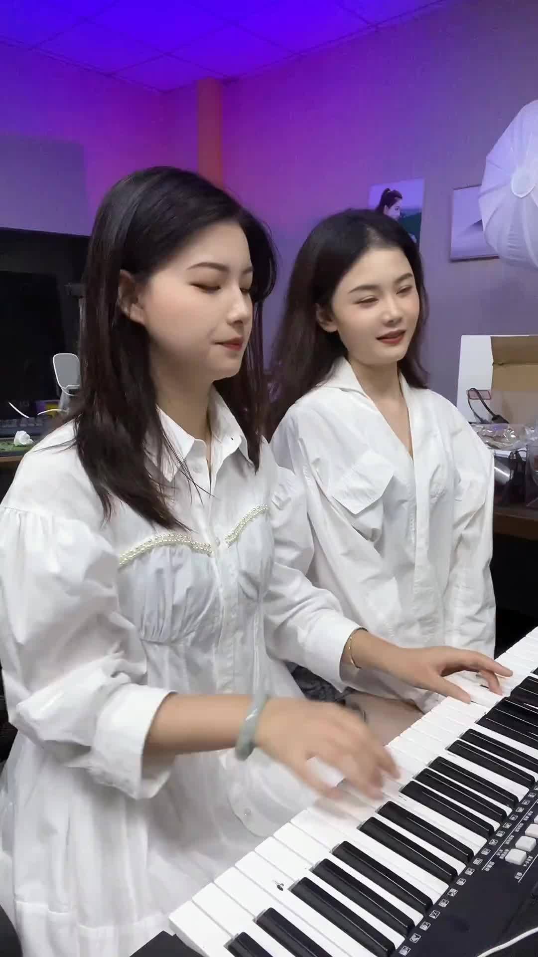 沉浸式听歌小心被电哦哈哈哈显光悦悦尊师葛漂亮葛漂亮团队招女生