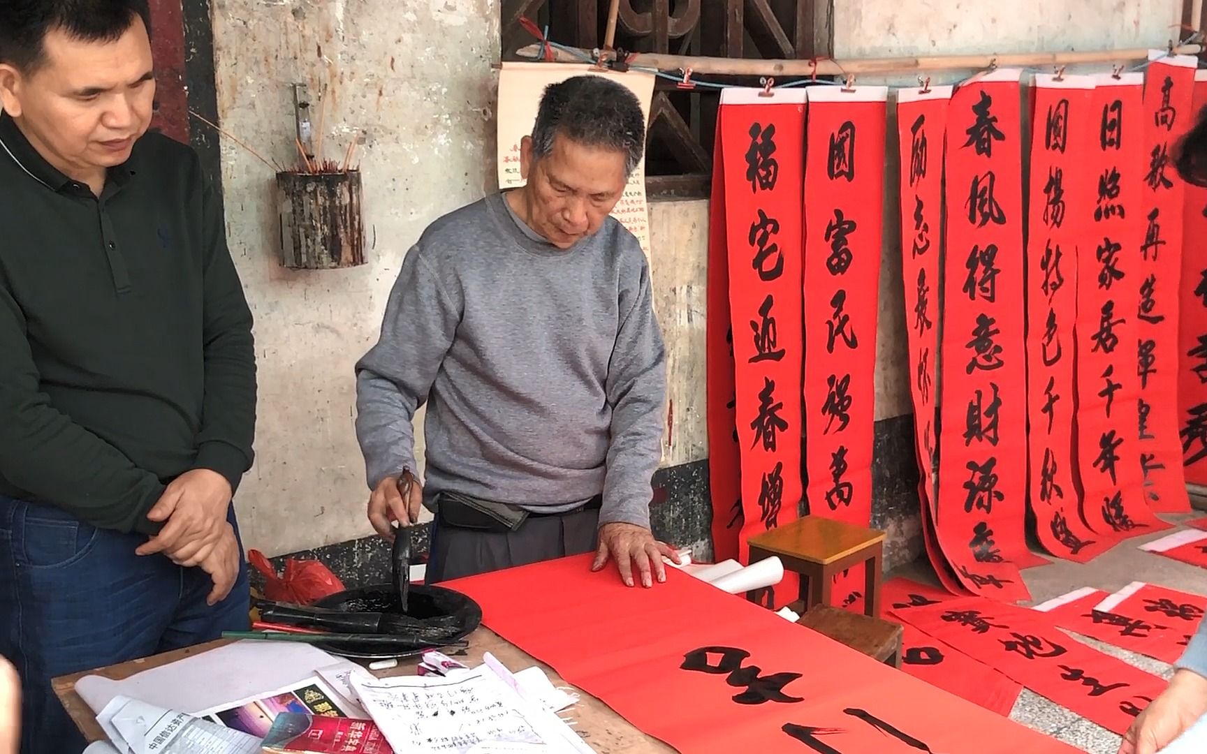 [图]阿弟赶集看大爷写春联，一手毛笔字写得行云流水，牛不牛你自己看