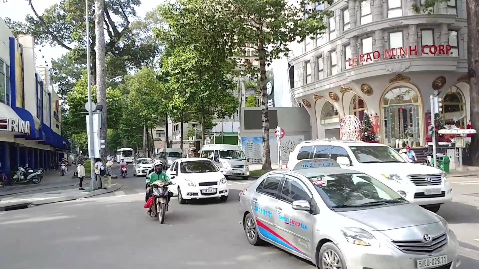 骑着本田老款白摩托机动队的制式警车为特权车牌开道的越南胡志明市