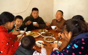 媳妇今天在家腌制盐菜，幺弟做一道酸菜烧排骨，酸爽开胃真解馋