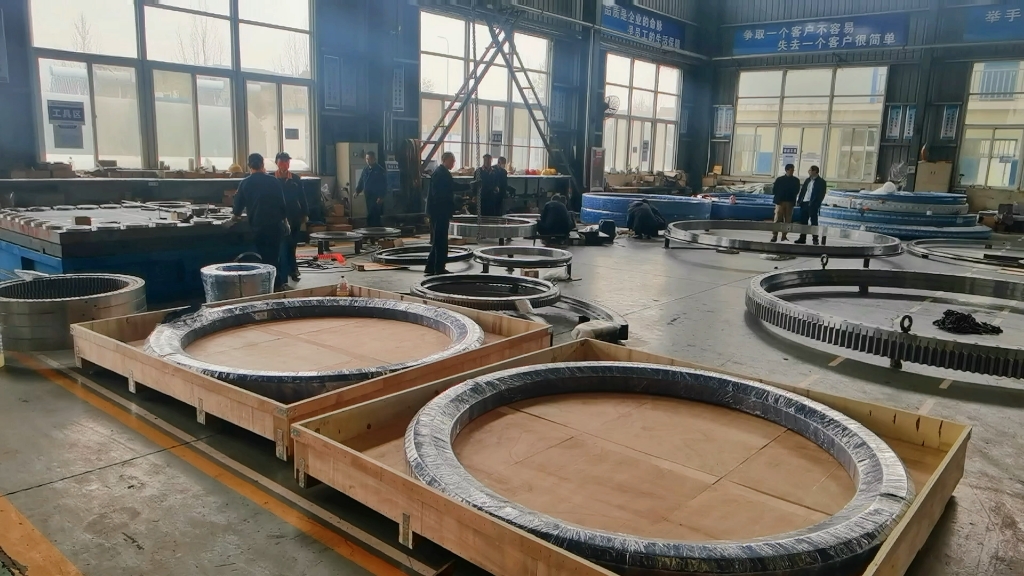 洛阳转盘轴承工厂总装生产车间一角.抓革命,促生产.