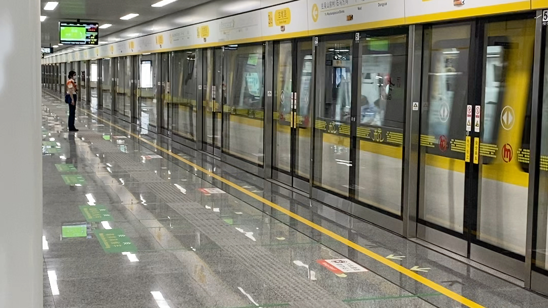杭州地铁3号线古墩路站文一西路方向列车出站以及星桥方向列车进站