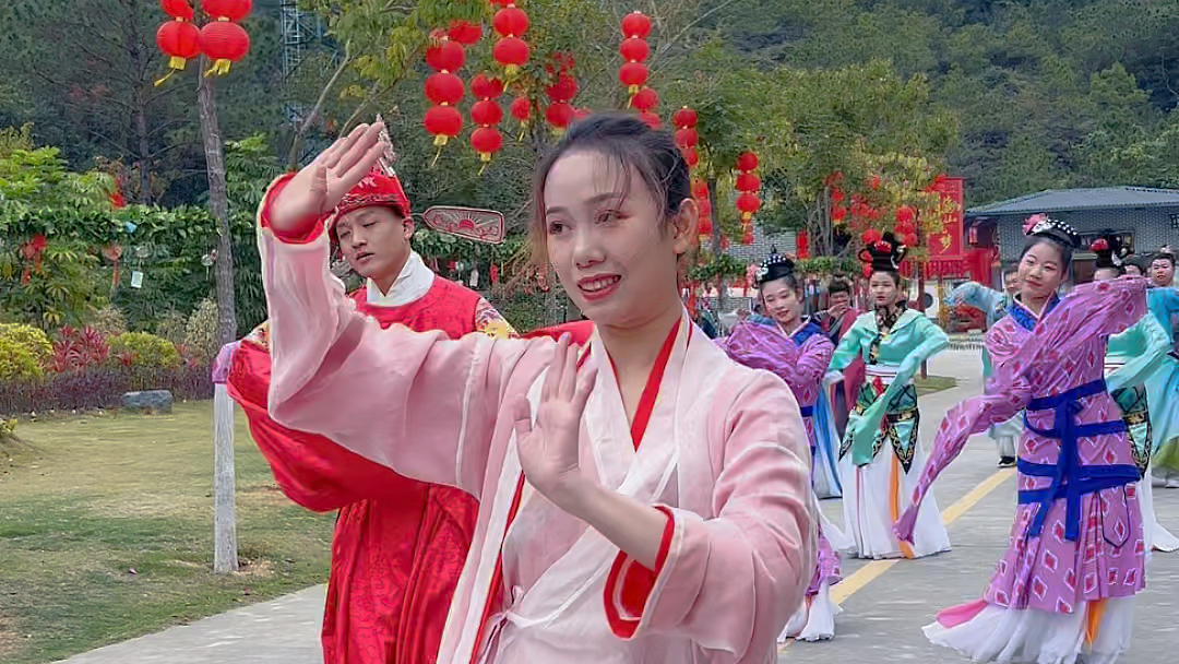 一段经典舞蹈《笑纳》,请大家慢慢欣赏,不见不散