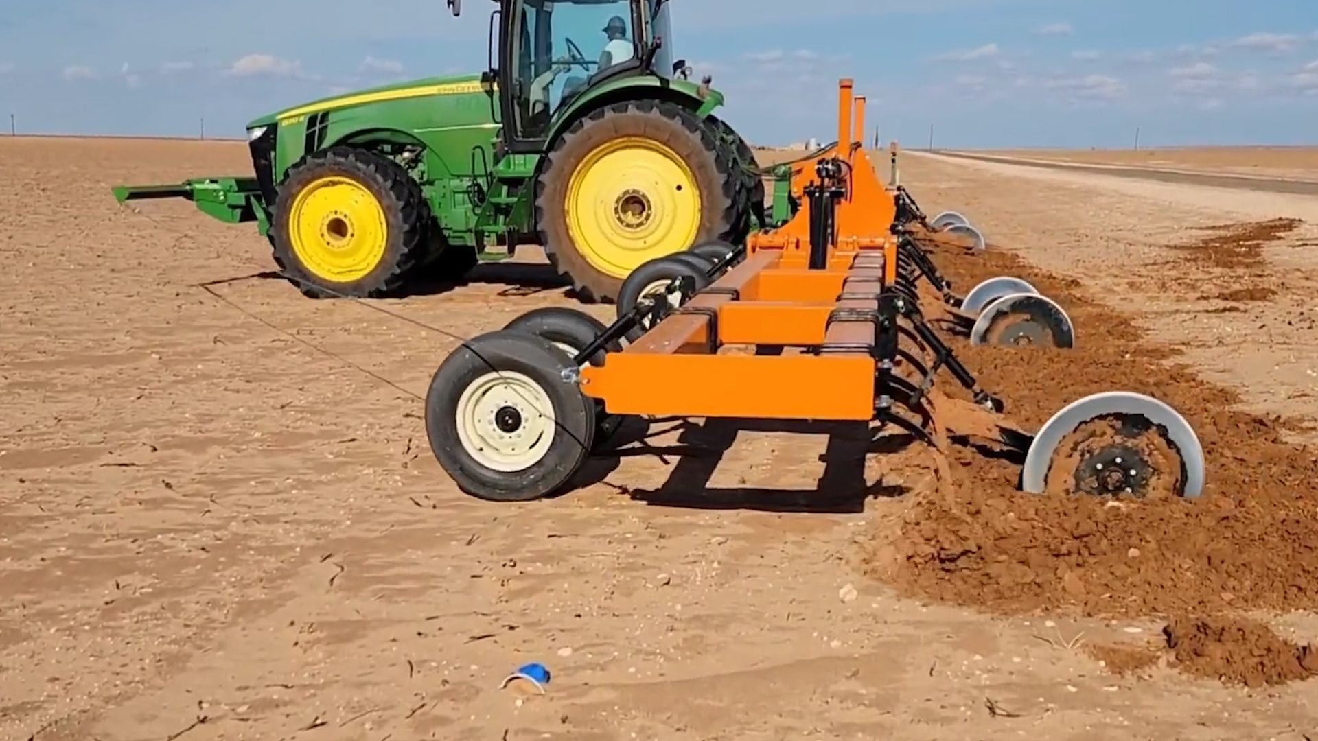 神奇的沙土犁地机,一台机器行驶过去后,土壤瞬间被翻新了一遍