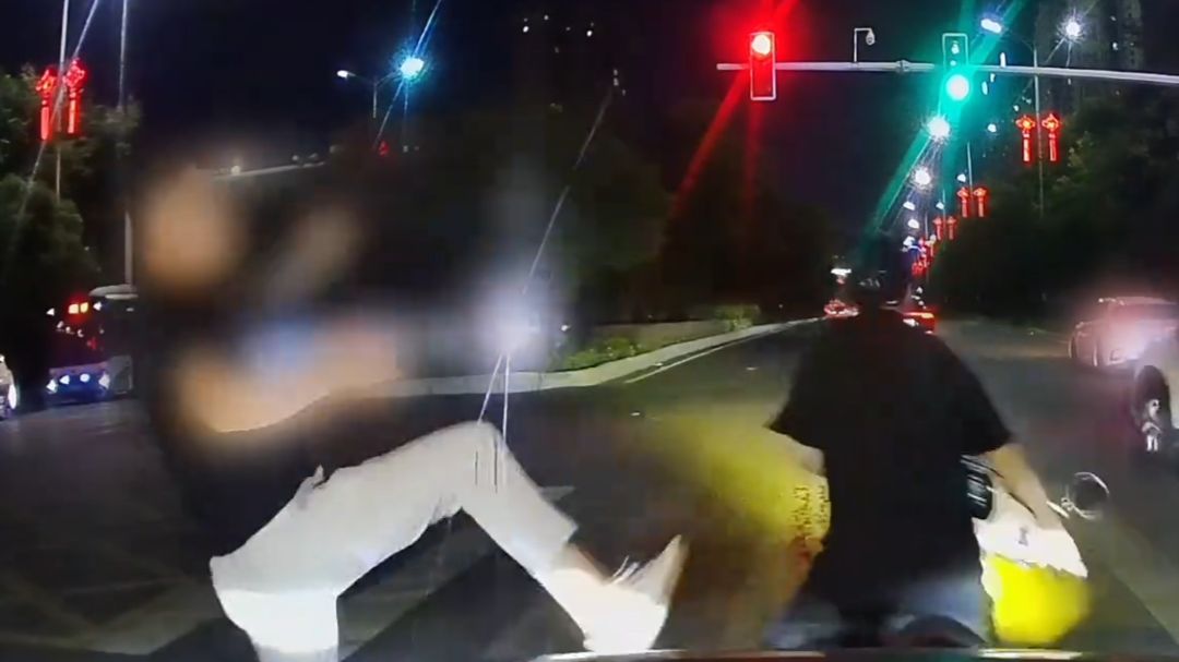 女子骑电驴压速别车，后车司机下车将其踹翻