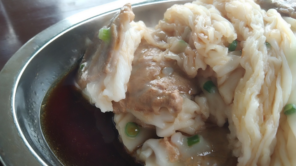 拉粉店绝活就是猪肝肠粉,嫩滑猪肝配拉粉,做得好口感一流,做不好一切