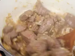 Descargar video: 有史以来最美味的炖牛肉食谱！著名的匈牙利炖牛肉食谱！简单的牛肉和土豆食谱！