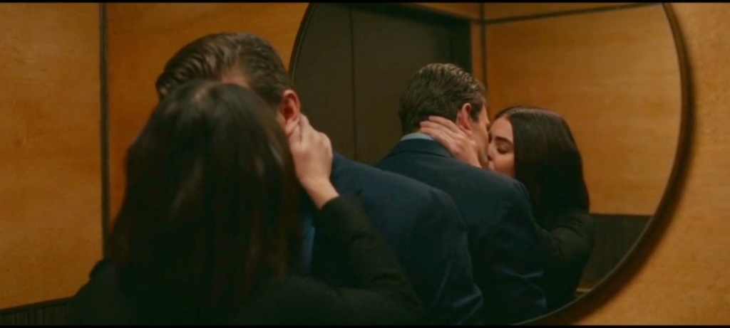 【欧美吻戏】电梯激情撩拨拥吻