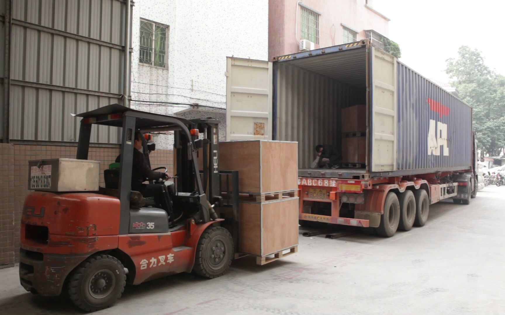 今天有点灰蒙蒙的天气,但是也阻挡不了我们装柜出货的热情!