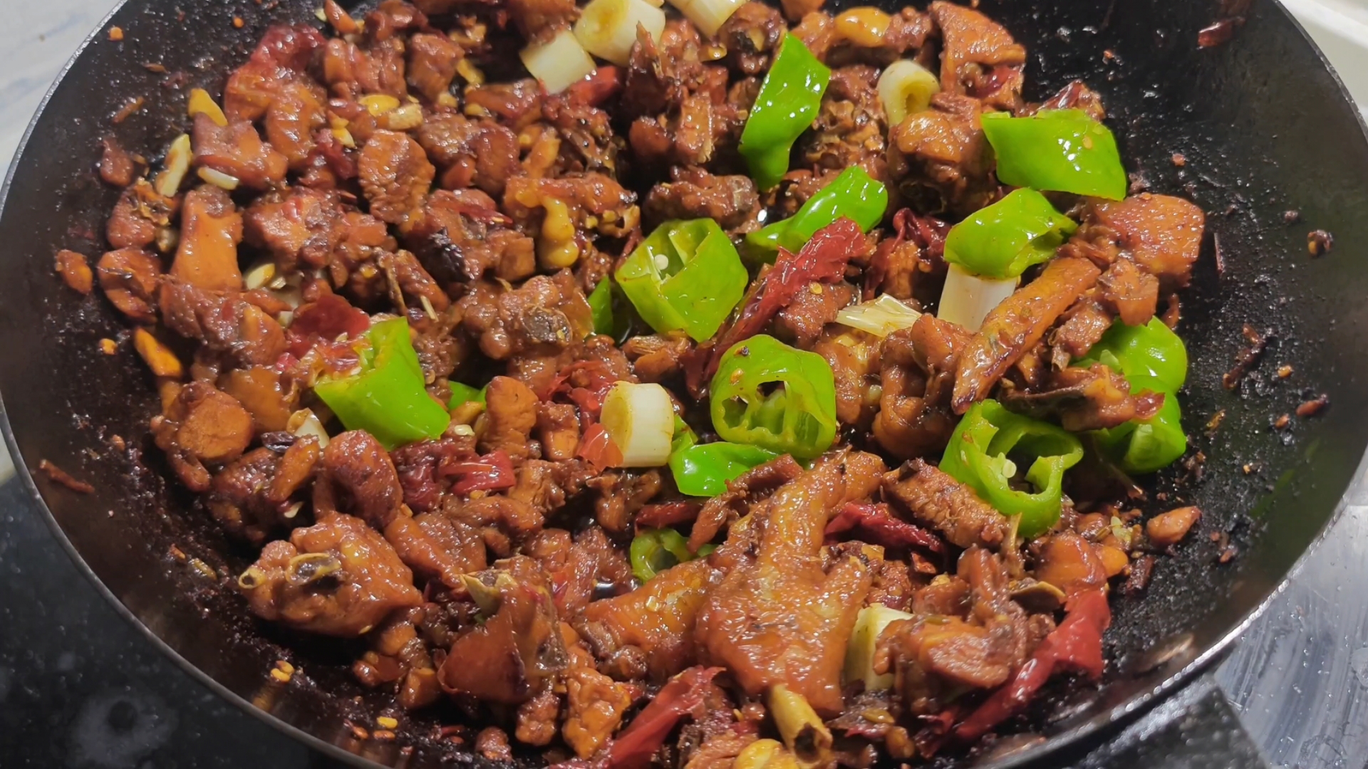 97【阿米粒】新疆美食 干煸辣子鸡