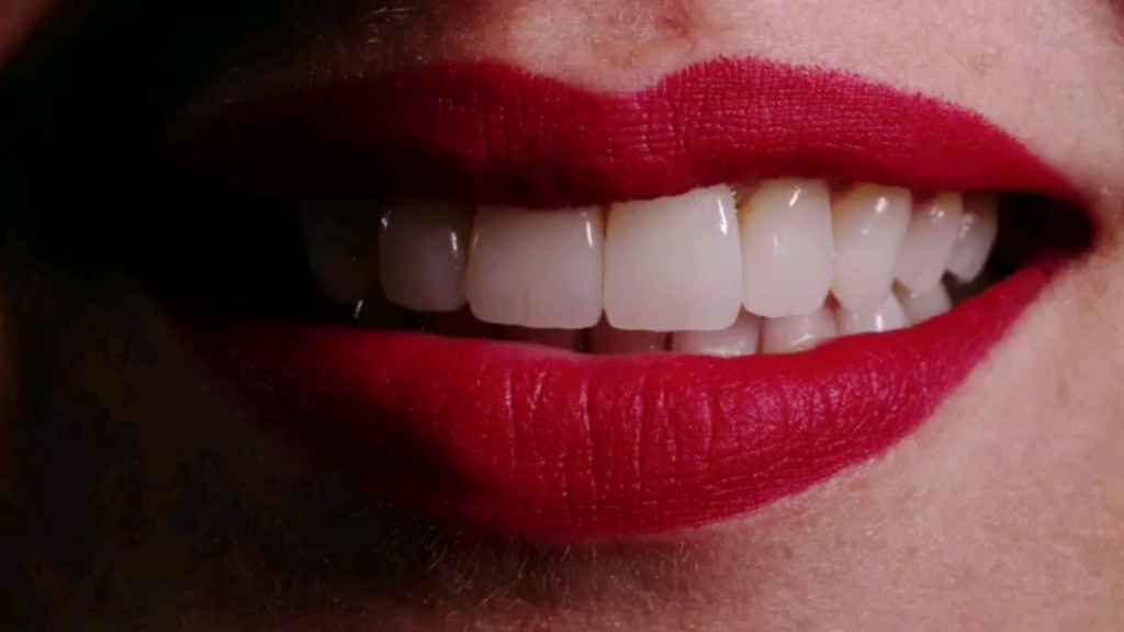 唇红齿白 笑容迷人