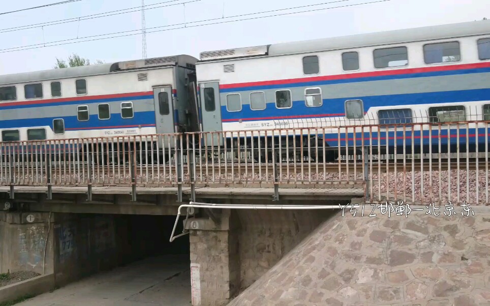 双层火车y512通过小河桥