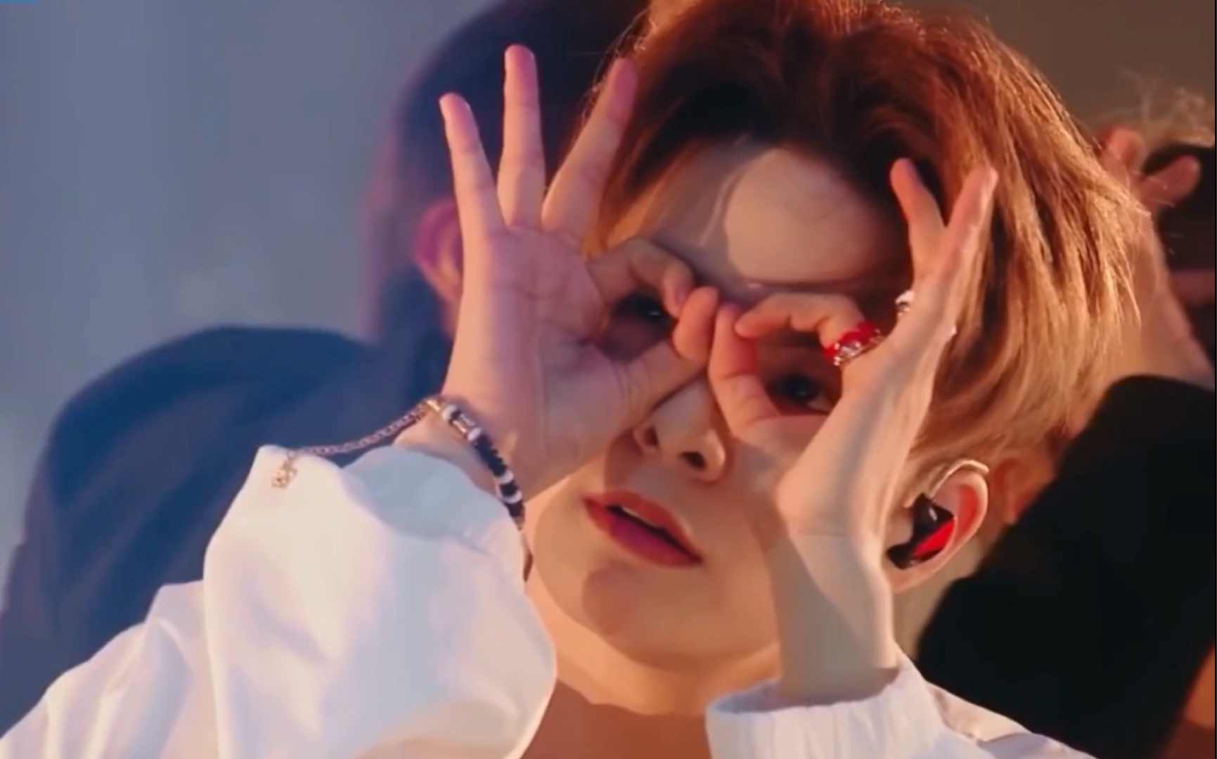 新歌首秀amber刘逸云新专辑歌曲neon