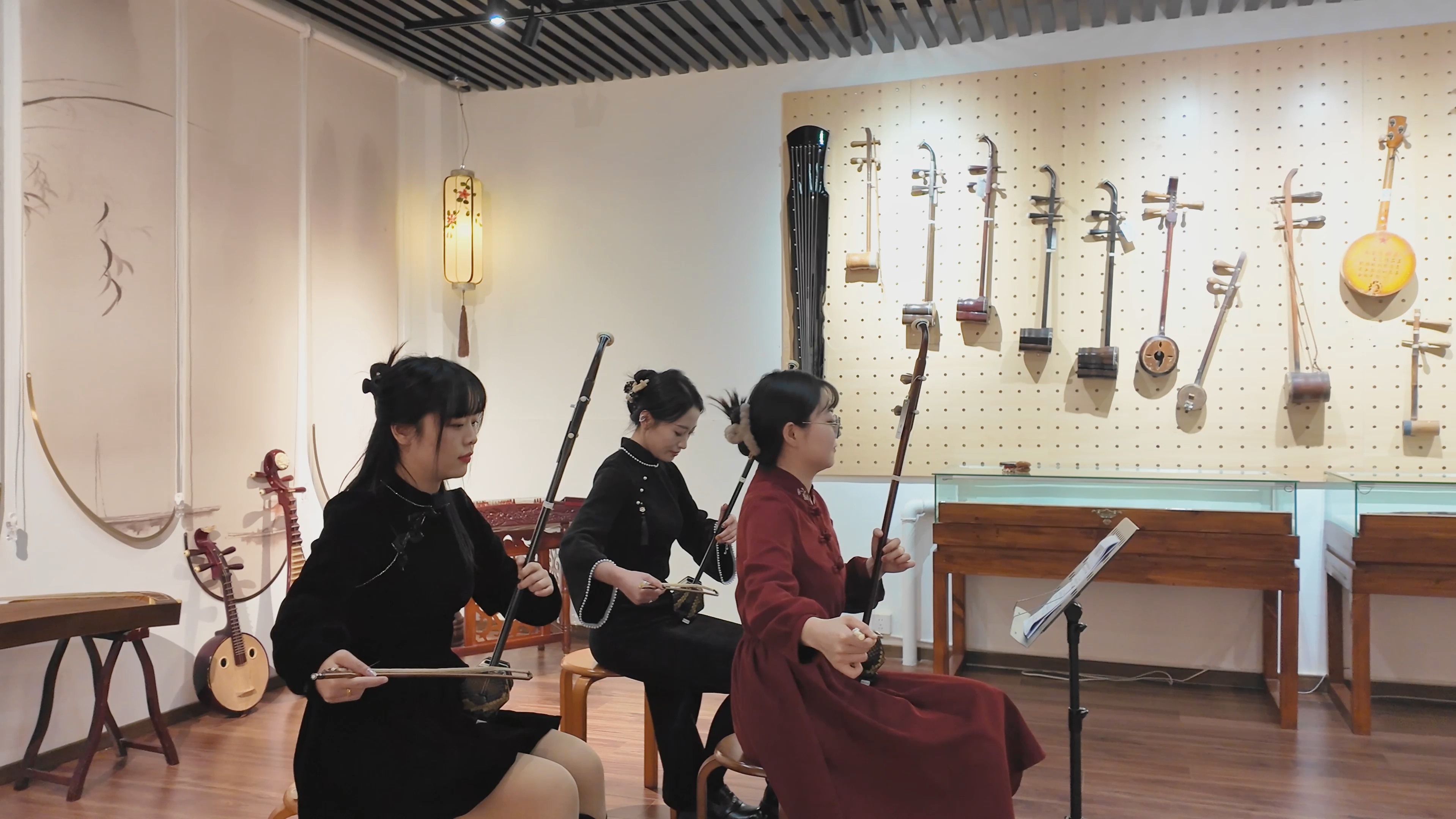 镇江国资委副主任凌仁泉一行对省级非遗汉韵二胡进行调研