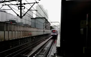 Скачать видео: 上海地铁四号线雷暴雨中飙车出站！