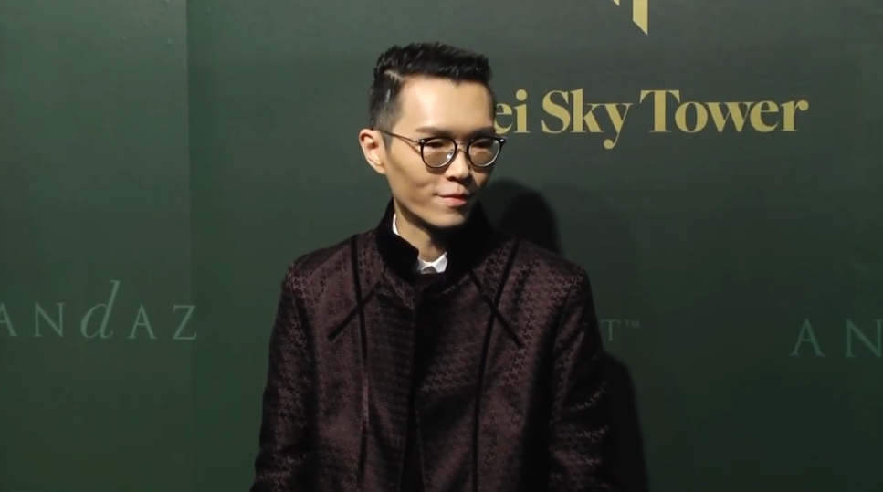 方大同亮相品牌活动表情呆萌帅气可爱