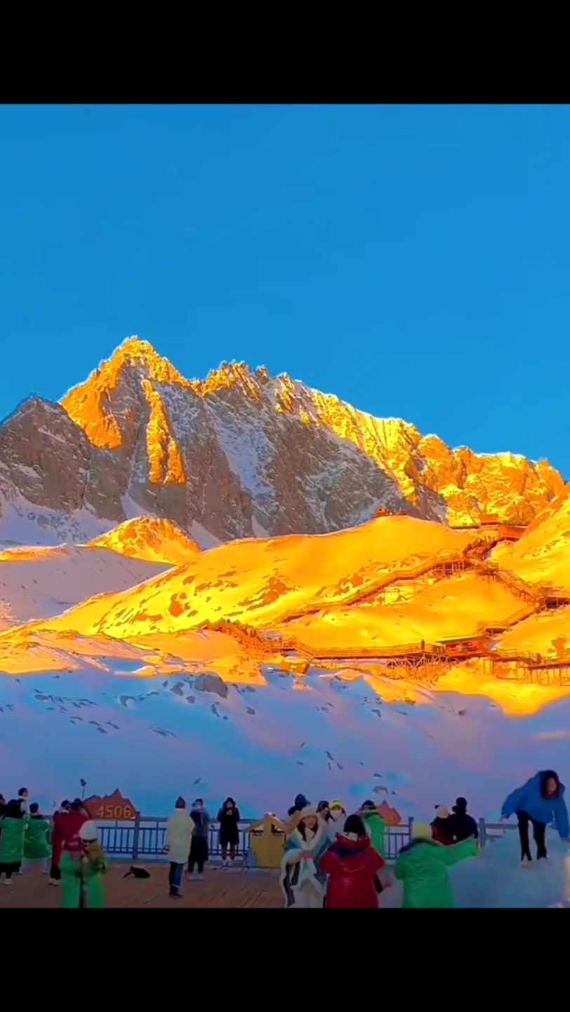 我看到了日照金山丨绝美风景