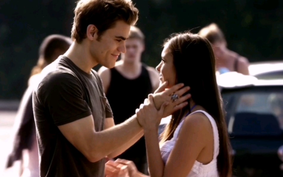 斯特凡和埃琳娜前期的se真的很甜啊斯特凡帮埃琳娜脱衣服大秀好身材