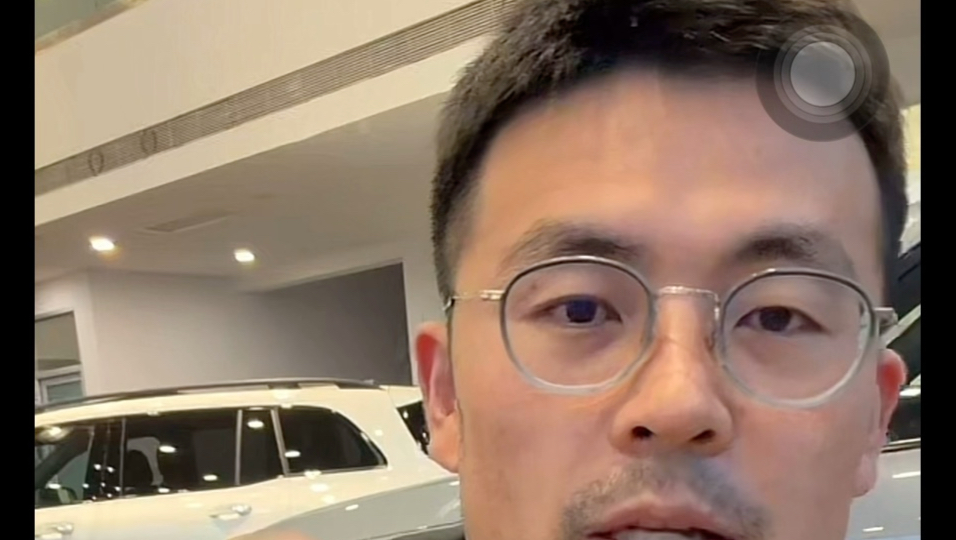 奔驰小雨叔 大环境依旧不好，正装皮鞋大叔不卖车，直播间有他穿着的皮鞋黑袜的链接。他老了比年轻帅，可能是岁月的沉淀，或者是手机像素的升级