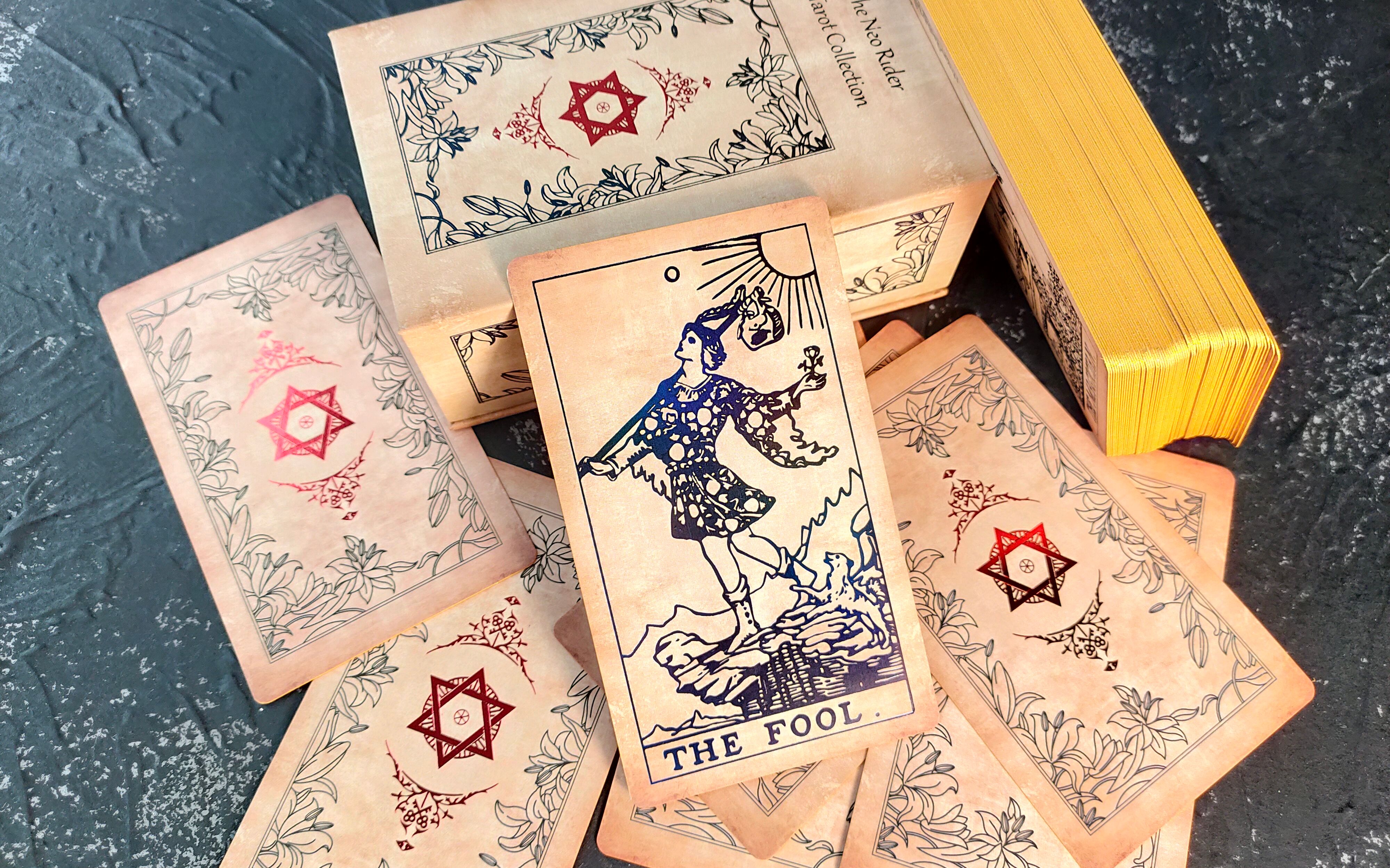 【塔罗牌情报局】测评新世纪韦特塔罗牌 | 防水炫彩爱情款 | 烫金复古