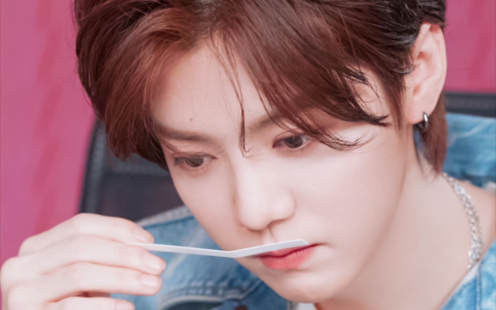 明眸皓齿唇红齿白眉清目秀的鹿晗