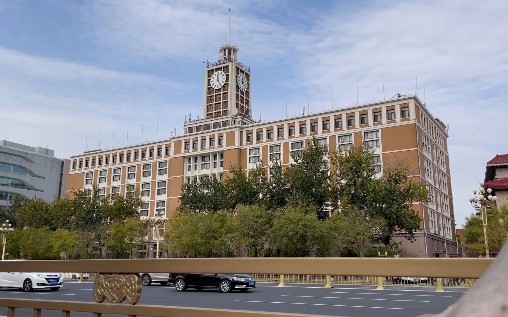 北京电报大楼2020年11月26日正午12点报时东方红及十二下钟声