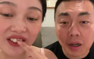 艺术皇帝夫妇直播聊收藏！收到礼物乐开花！