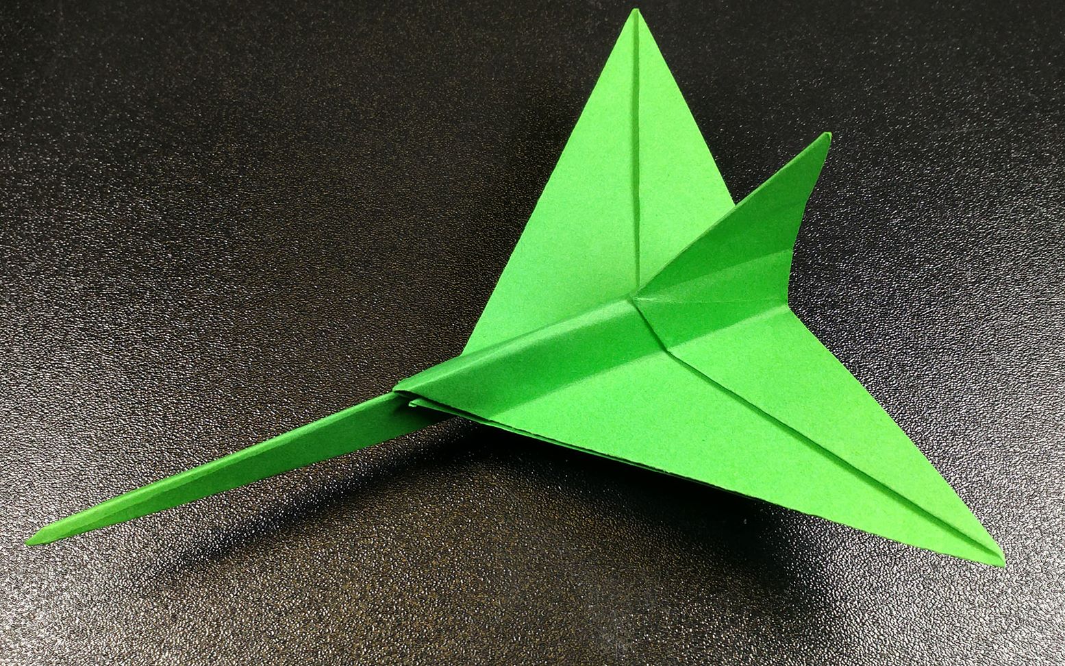 【纸飞机】颜值高,折法简单的三角翼纸飞机