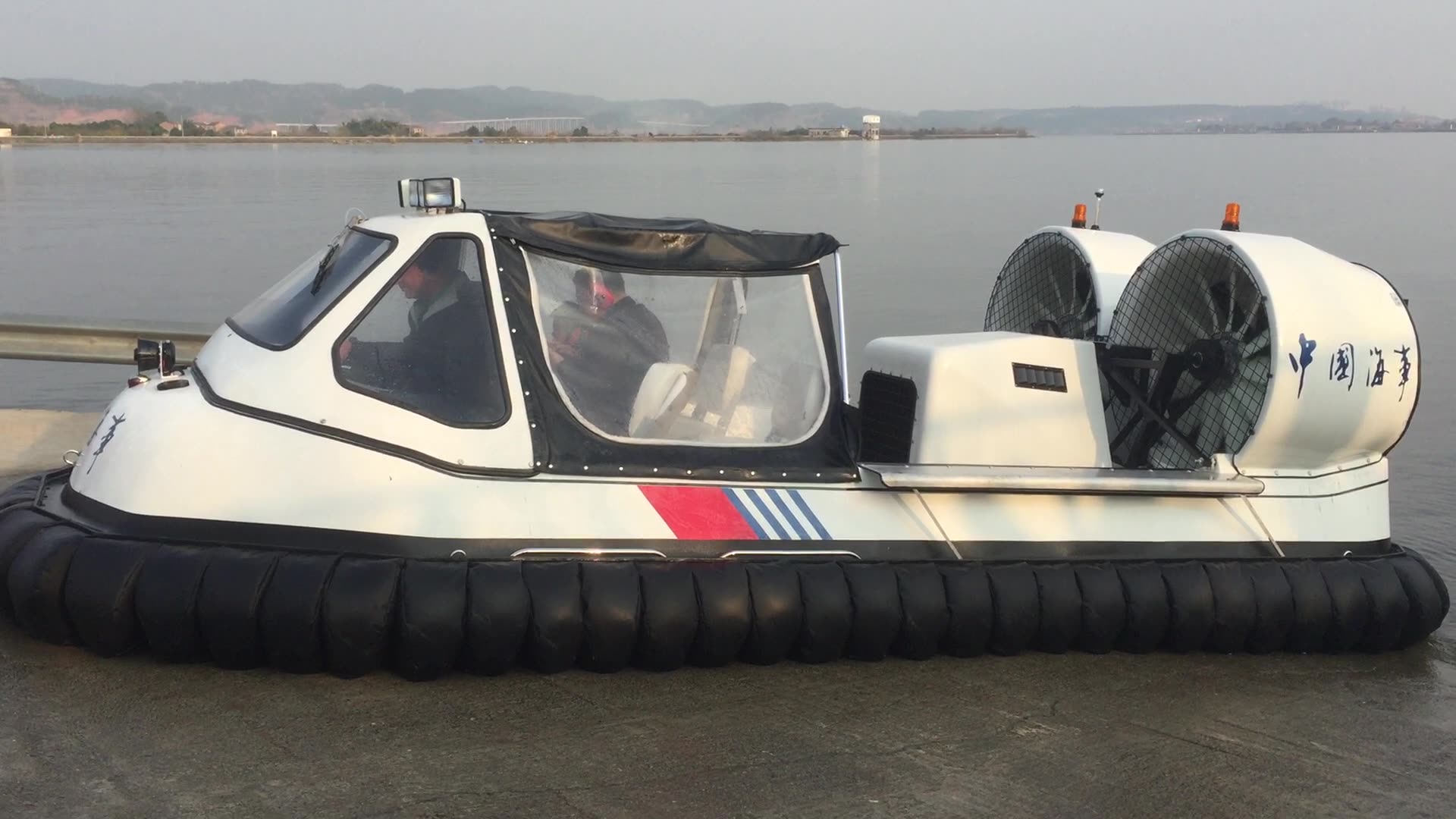 海事7人座气垫船海湃工作人员正在调试中_哔哩哔哩 (゜-゜)つロ 干杯