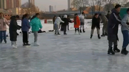 [图]东北大学生的日常体育课，看看多少个帅哥美女从你眼前滑过~(妈妈让发的~说是我俩用彼此的视频互相吸粉~)