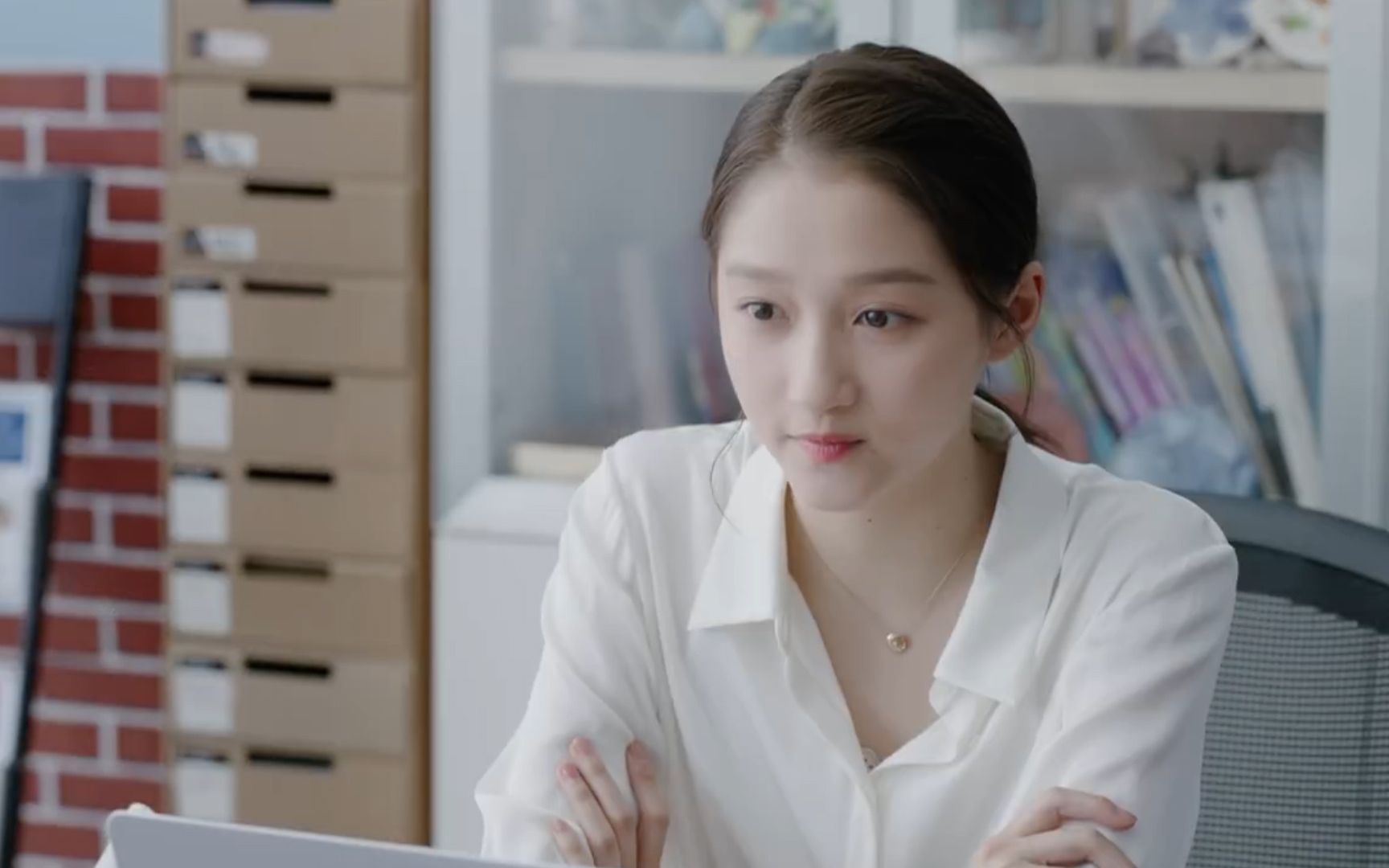 我是班主任关晓彤继你xx后再穿正装出演王俊凯的高三老师