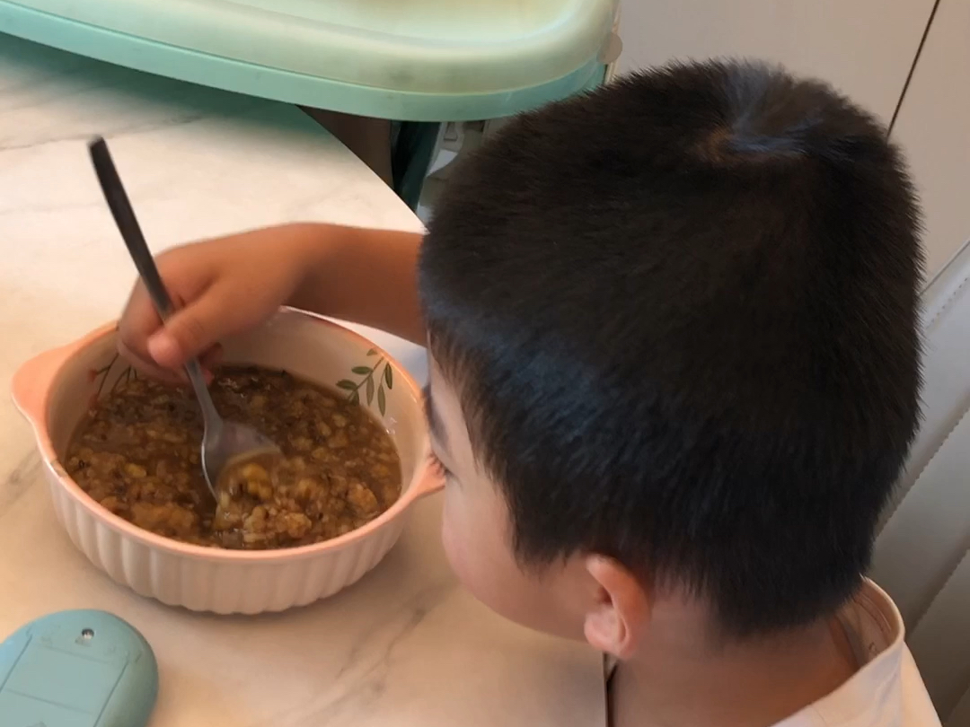 面无表情的吃绿豆小米粥,对豆豆粥就是爱不起来的俩兄弟