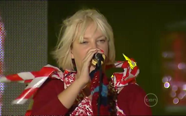 [图]【隐藏好歌】Sia - Clap Your Hands (Live at 2010 Aria Awards, Sydney, Australia)