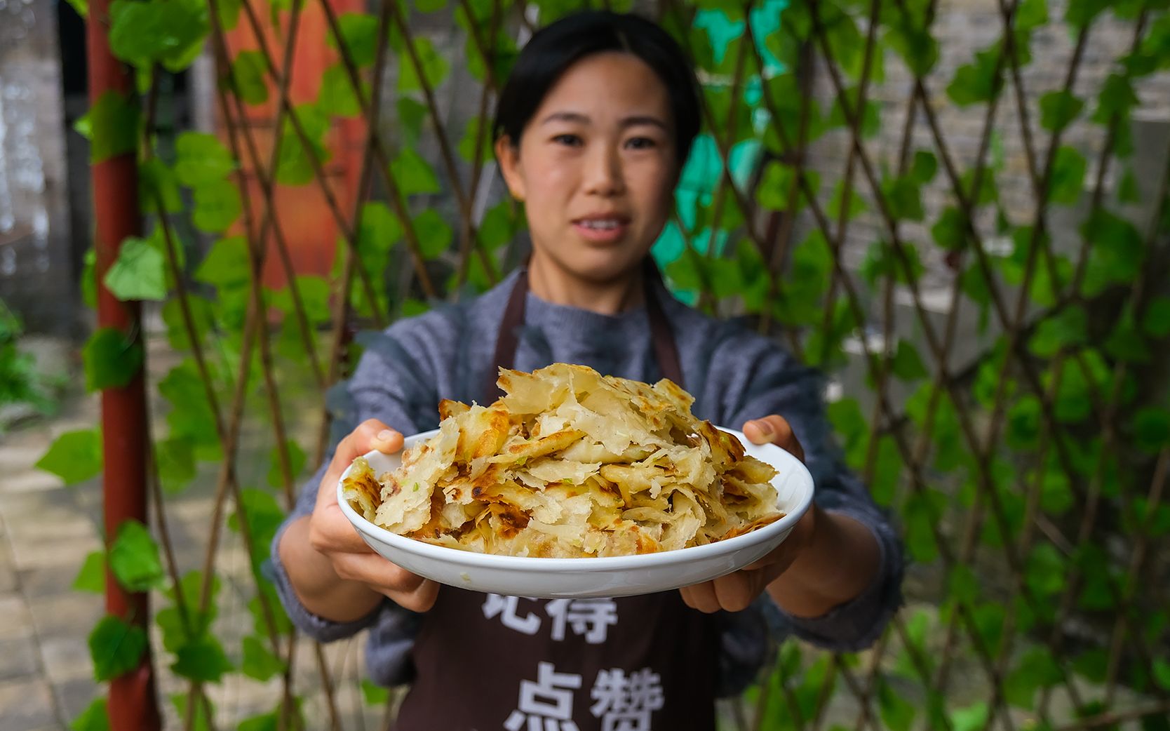 小勇做烫面葱花饼,做法简单又酥又脆,吃着葱香十足,越嚼越香哔哩哔哩bilibili