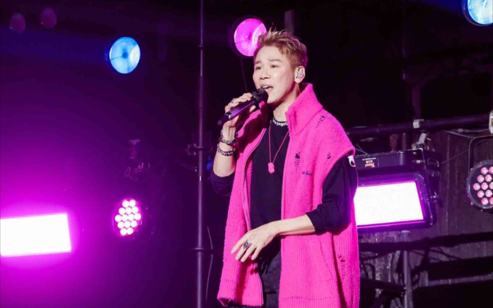 衢州的粉色陶喆格外帅,小品也蛮不错