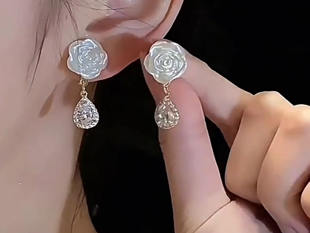 山茶花不懂白玫瑰,完美搭配你所有衣服的耳坠