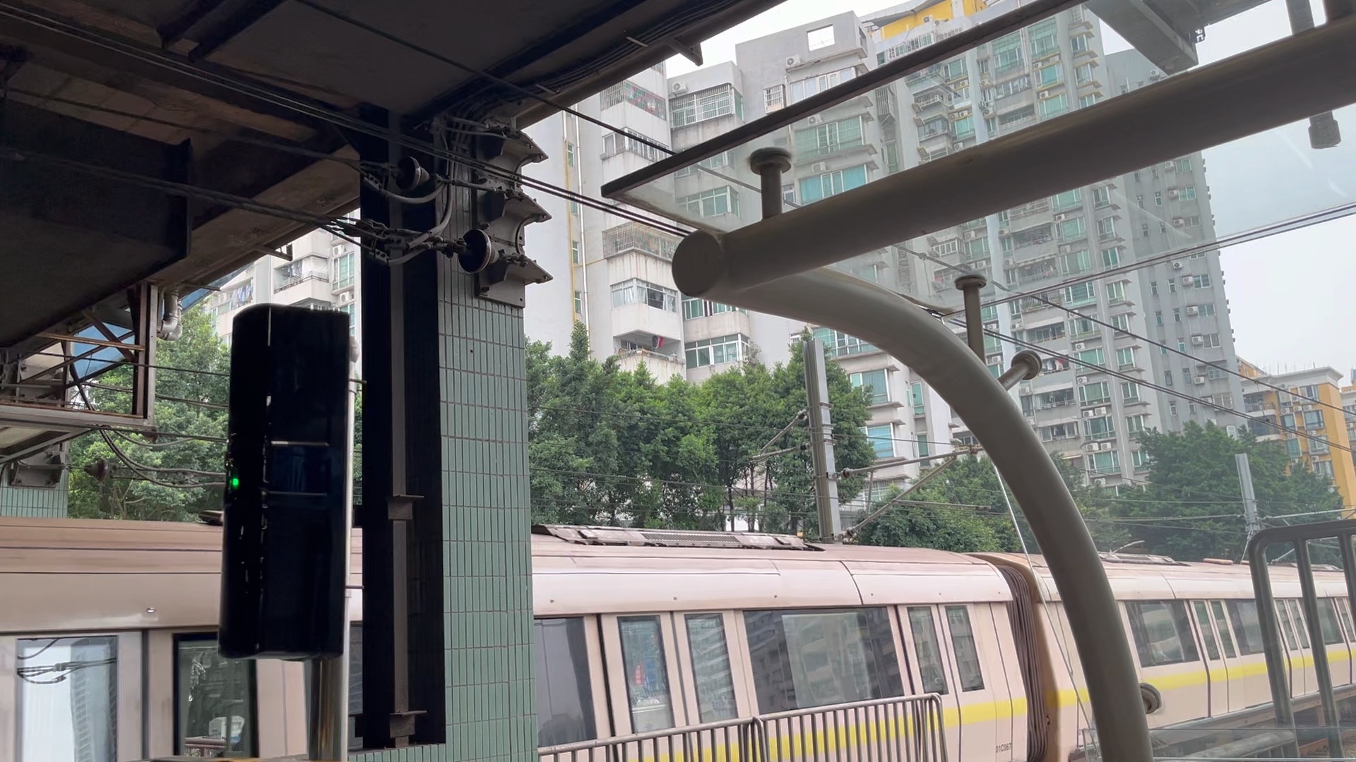 广州地铁1号线a2蚕宝宝01x067-068坑口站进站