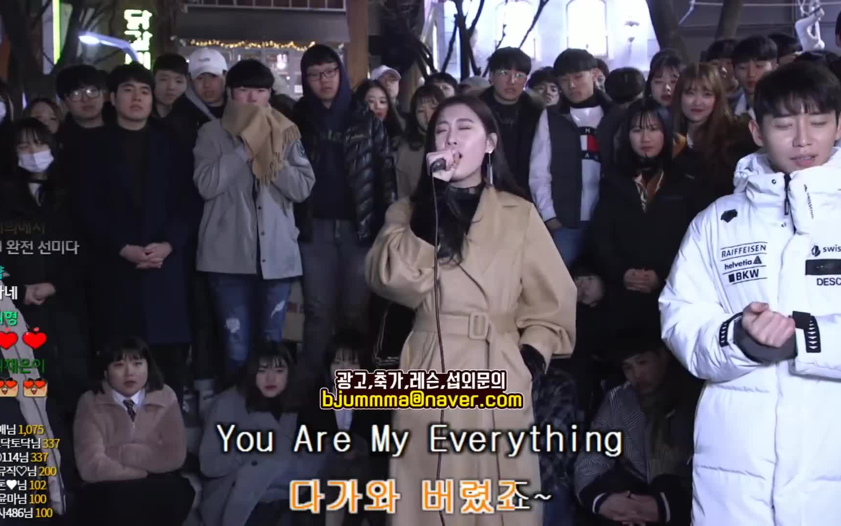 [图]街头K歌小姐姐深情演唱 your my everthing