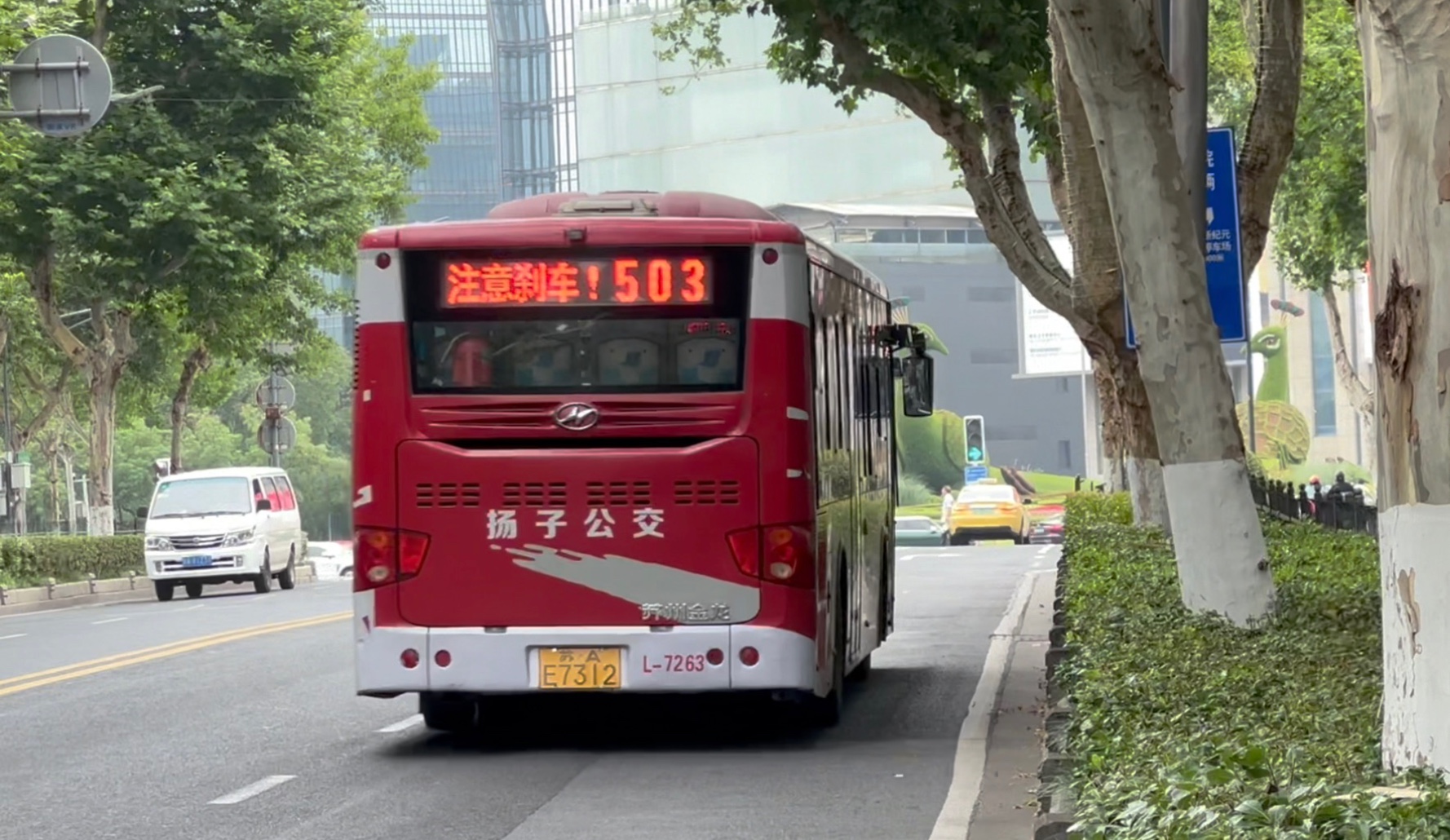 车龄八年的南京公交海格柴油车在中山北路上轰鸣