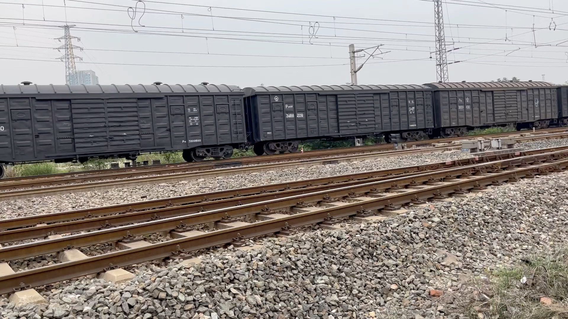 【大弯镇站】成局成段hxd1 6073牵引棚车大列通过大弯镇站去宝成铁路